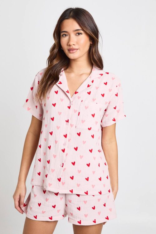 boohoo Dam Alla hjärtans dag Blandad Hjärtmönster Texturerad Kortärmad Skjorta & Kort Pyjamas Set | Pink | Storlek 42
