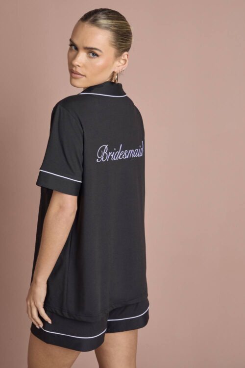 boohoo Dam Bröllop 'Brudtärna' Satin Broderad Kortärmad Skjorta & Kort Pyjamas Set | Black | Storlek 48