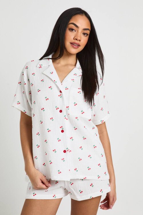 boohoo Dam Cotton Cherry Print Textured Short Sleeve Shirt & Short Pyjama Set | White | Storlek 44