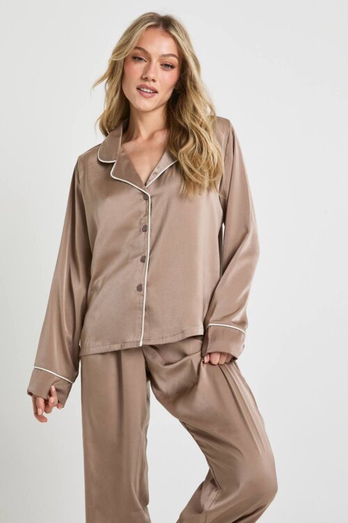 boohoo Dam Ensemble pyjama à détail de passepoil en satin délicat : chemise à manches longues et pantalon | Mocka | Storlek 44