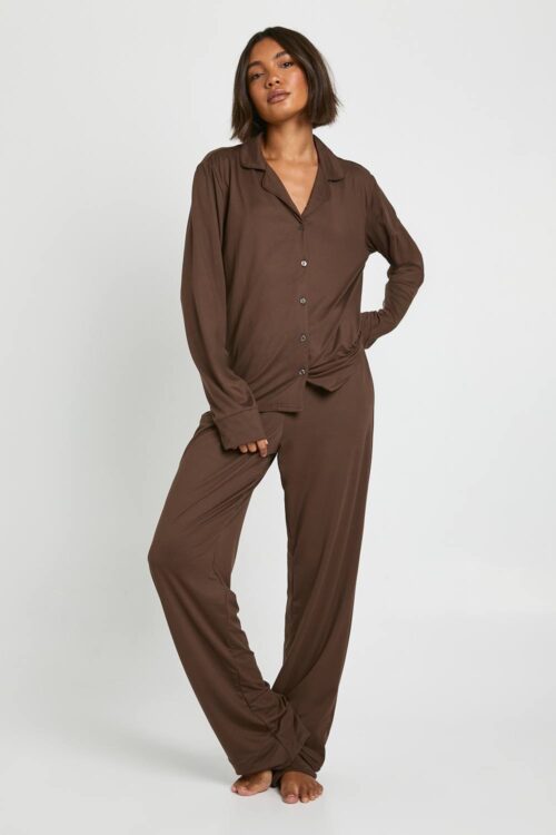 boohoo Dam Ensemble pyjama grande taille au toucher doux avec chemise à boutons traversants et pantalon | Choklad | Storlek 44