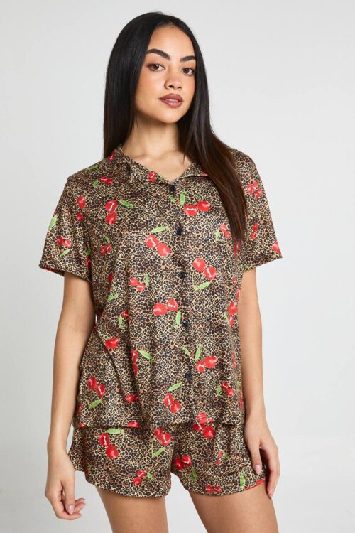 boohoo Dam Körsbär & Leopardmönstrad Kortärmad Skjorta & Shorts Pyjamas Set | Leopardmönster | Storlek 40