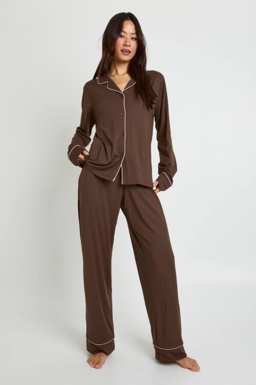 boohoo Dam Lång Jersey Pyjamas Set med Pipingdetaljer - Långärmad Skjorta & Byxor | Chocolate | Storlek 46