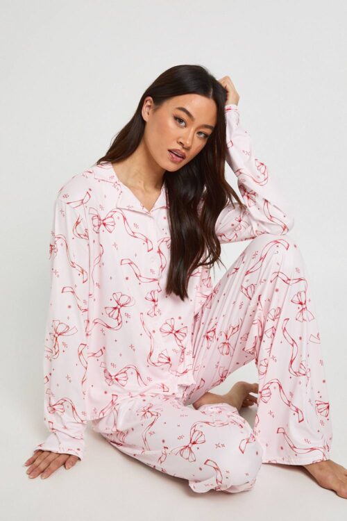boohoo Dam Lång Pyjamas Set med Rosettryck - Långärmad Skjorta & Byxor | Baby Pink | Storlek 46