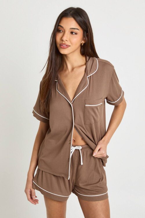 boohoo Dam Mjuk Ribbad Pyjamas Set med Pipingdetaljer - Kortärmad Tröja & Shorts | Choklad | Storlek 40