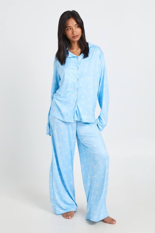 boohoo Dam Petite Martini & Bow Print Long Sleeve Shirt and Trouser Pyjama Set | Blue | Storlek 44