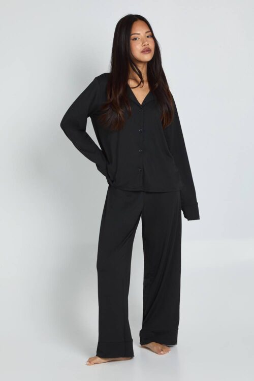boohoo Dam Petite Mjuk Pyjamas Med Genomknäppt Skjorta Och Byxor | Svart | Storlek 44