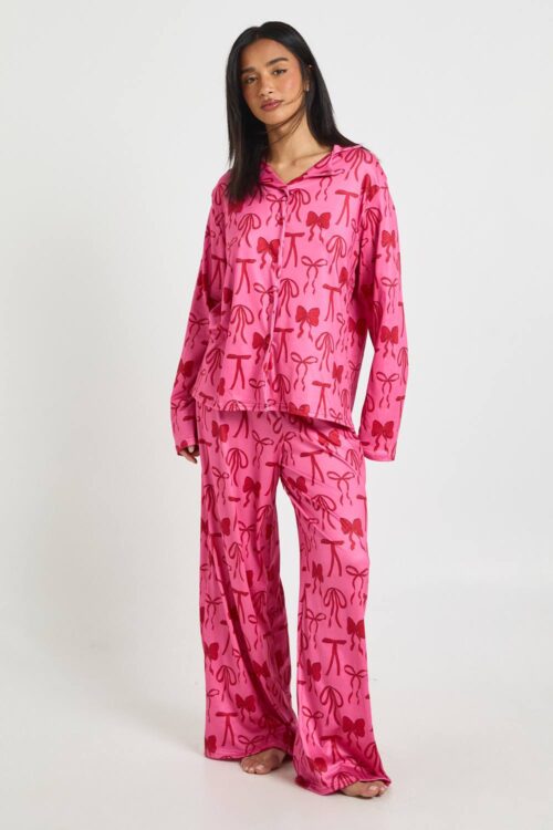 boohoo Dam Petite Pyjamas Set med Blandad Rosettmönster - Långärmad Topp & Byxor | Dark Pink | Storlek 36