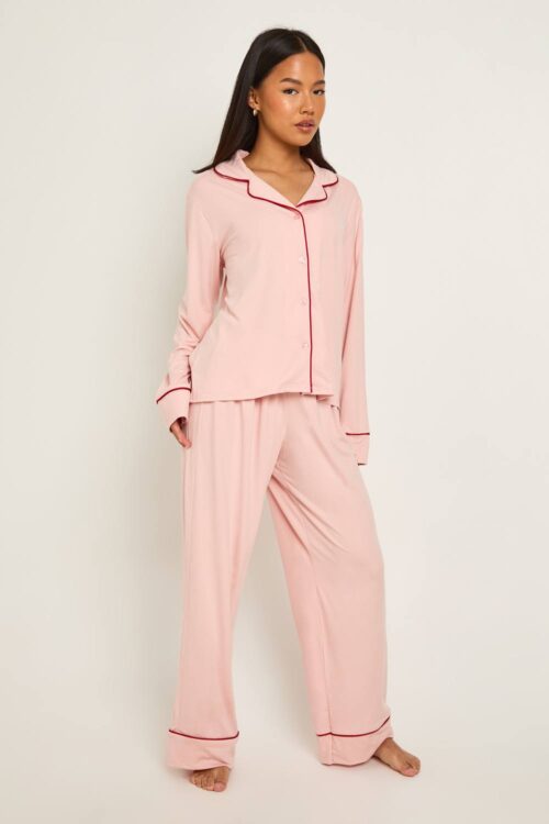boohoo Dam Petite Pyjamas Set med Långärmad Skjorta och Byxor med Pipingdetaljer | Babyrosa | Storlek 42