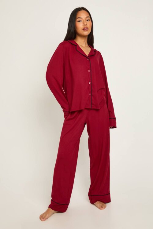 boohoo Dam Petite Pyjamas Set med Pipingdetaljer - Långärmad Skjorta & Byxor | Burgundy | Storlek 32