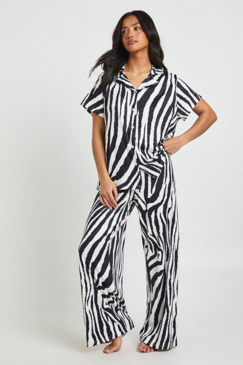 boohoo Dam Petite Zebramönstrad Kortärmad Topp & Byxor Pyjamas Set | Storlek 36