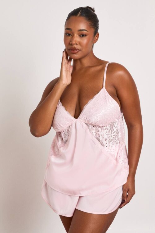 boohoo Dam Plus Alla Hjärtans Dag Satin Spetsdetalj Linne & Kort Pyjamas Set | Light Pink | Storlek 48