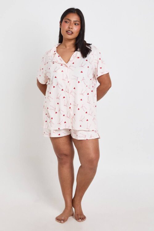 boohoo Dam Plus Heart And Bow Print Short Sleeve Shirt & Shorts Pyjama Set | Pink | Storlek 48