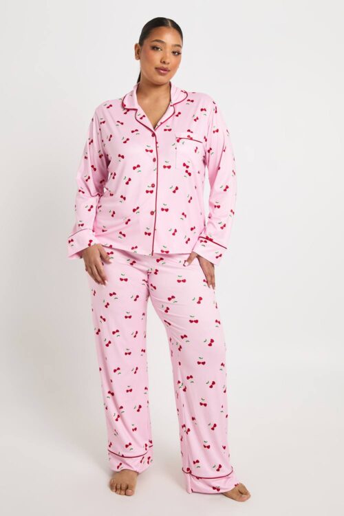 boohoo Dam Plus Hjärta Körsbär Tryck Långärmad Skjorta & Byxa 3-Delars Pyjamas Set | Baby Pink | Storlek 46
