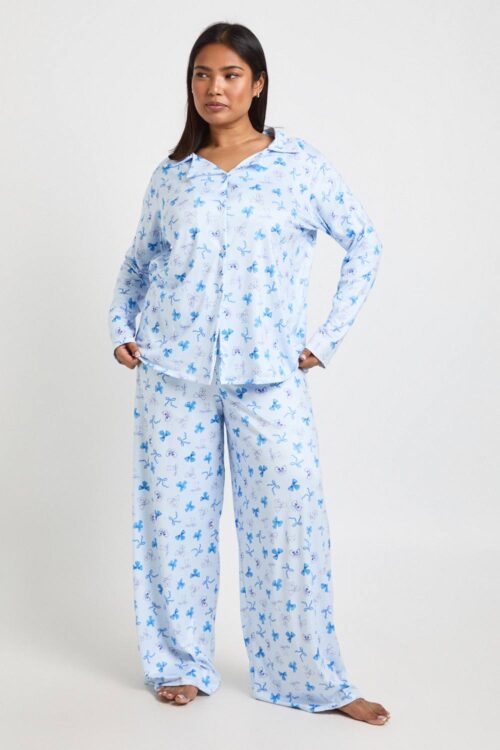 boohoo Dam Plus Polka Dot Bow Print Long Sleeve Shirt & Trouser Pyjama Set | Blue | Storlek 48