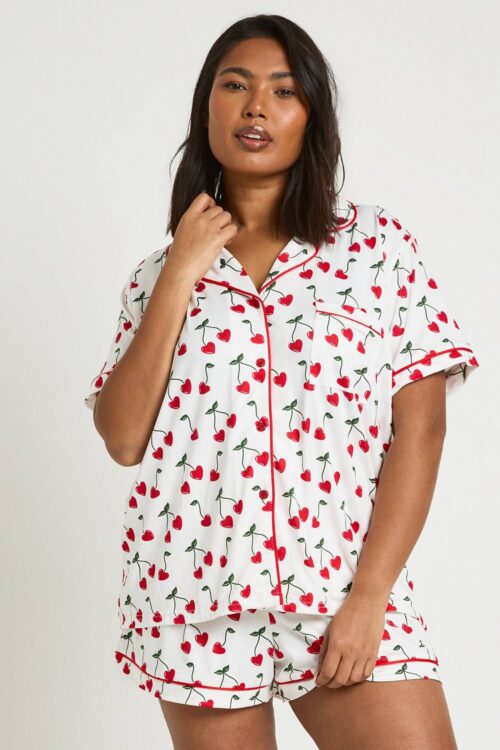 boohoo Dam Plus Valentines Hjärta Körsbär Tryck Kortärmad Skjorta & Kort Pyjamas Set | Vit | Storlek 48