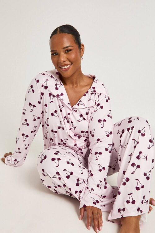 boohoo Dam Plus körsbärsmönstrad långärmad & byxor pyjamas-set | Light Pink | Storlek 48