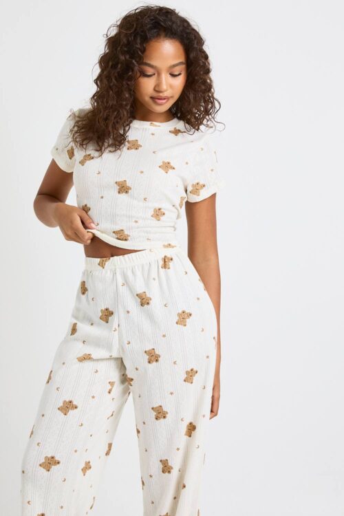 boohoo Dam Pointelle Baby T-Shirt med björnmönster och pyjamas-set med vida byxor | Crème | Storlek 44