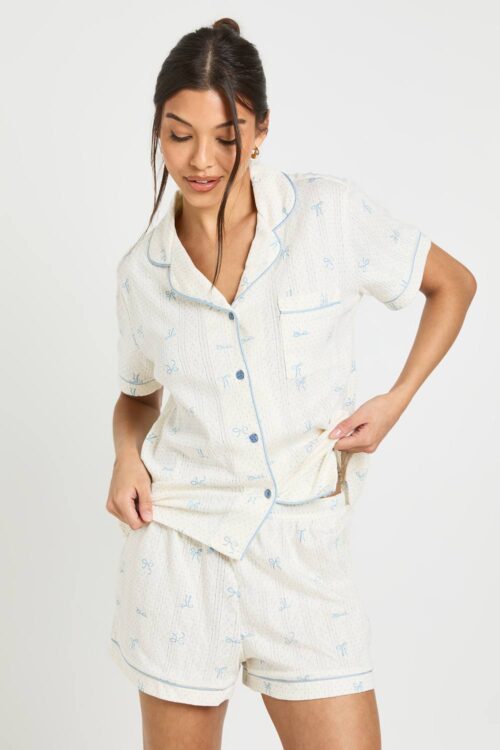 boohoo Dam Pyjamas Med Rosettryck I Pointelle Med Knappning, Kortärmad Topp Och Shorts | Vit | Storlek 44