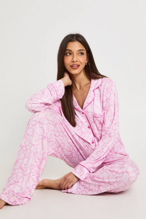 boohoo Dam Pyjamas Med Rosettryck Långärmad Tröja & Byxor Set | Babyrosa | Storlek 44
