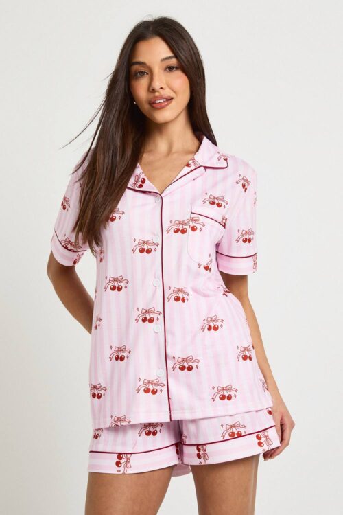 boohoo Dam Randig Körsbärsmönstrad Kortärmad Skjorta & Kort Pyjamas Set | Pink | Storlek 42