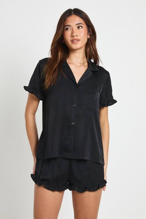 boohoo Dam Satäng Pyjamas Set med Volangdetaljer - Kortärmad Skjorta & Shorts | Svart | Storlek 40