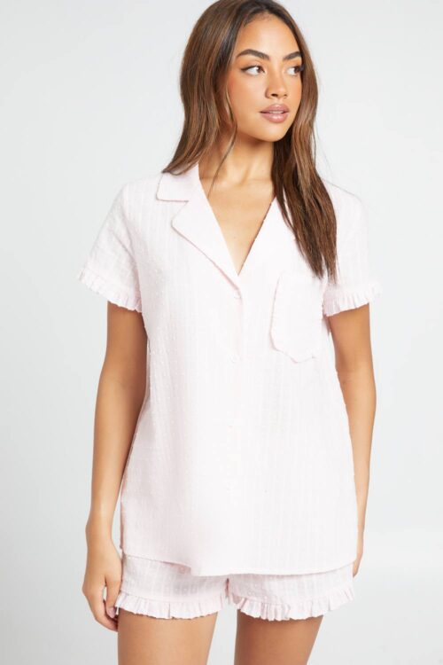 boohoo Dam Strukturerad Pyjamas Med Volangdetaljer - Kortärmad Skjorta & Shorts | Pink | Storlek 44
