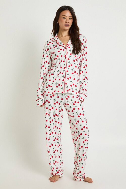 boohoo Dam Tall Hjärta Körsbär Tryck Långärmad Skjorta & Byxor Pyjamas Set | White | Storlek 44