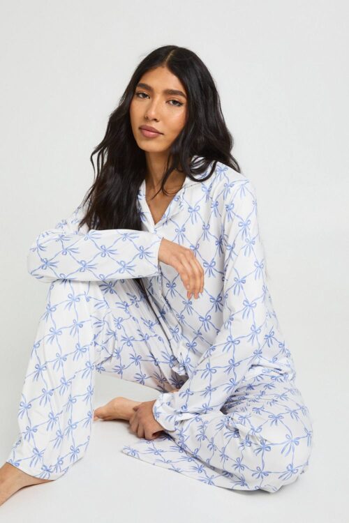 boohoo Dam Tall Pyjamas med Rosettryck - Långärmad Topp & Byxor | Baby Blue | Storlek 46