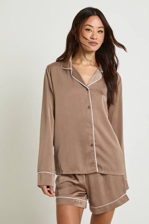 boohoo Dam Tall Satäng Pyjamas Set med Pipingdetaljer - Långärmad Skjorta & Shorts | Mocka | Storlek 44